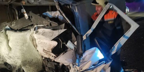 В Новороссийске ночью в лобовом столкновении с грузовиком погибли два человека
