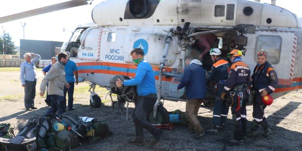 В Сочи спасатели эвакуировали на вертолете 10 человек, застрявших в долине реки Цахвоа