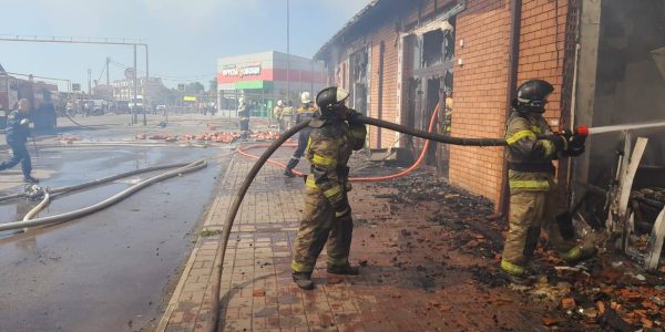 С горящего рынка в Ейске эвакуировали 20 человек