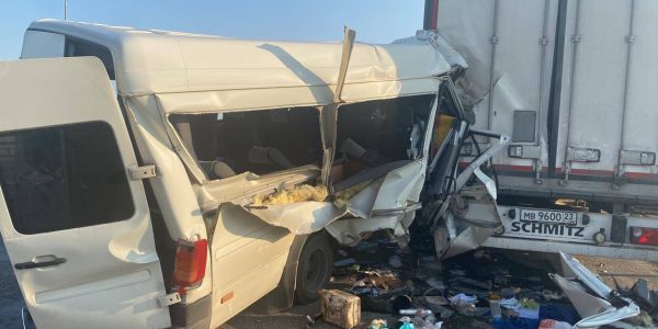 СК: водитель автобуса, врезавшегося в грузовик на Кубани, был за рулем более 11 часов