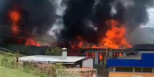В Архипо-Осиповке произошел сильный пожар на складе магазина сантехники