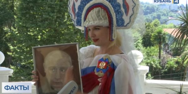 Жительница Сочи к встрече с Путиным написала его портрет, сшила платье-триколор и кокошник