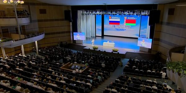 Кондратьев принял участие в пленарном заседании Форума регионов Беларуси и России