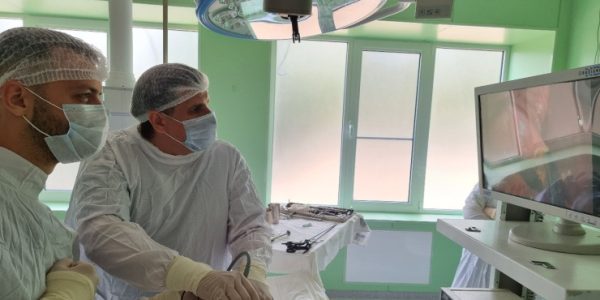 В Краснодаре хирурги удалили пациентке воспаленный желчный пузырь через пупок