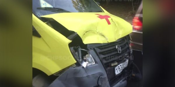 В Сочи в ДТП попала машина скорой помощи