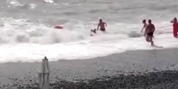 На пляже в Сочи едва не утонул купавшийся во время шторма ребенок
