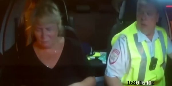 В Сочи полицейские помогли отвезти в больницу женщину, которой стало плохо в такси