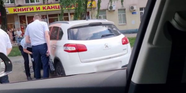 Полиция Краснодара разыскивает грабителя, напавшего на женщину возле банка