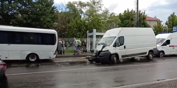 В Краснодаре микроавтобус врезался в маршрутку на остановке, пострадали 3 пассажира