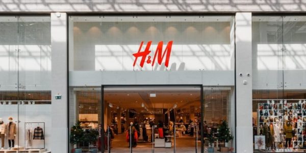 Представители H&M рассказали, когда закроют свои магазины в России