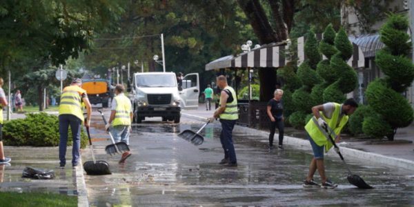 В Геленджике последствия залпового дождя устраняют 50 человек и 9 единиц техники