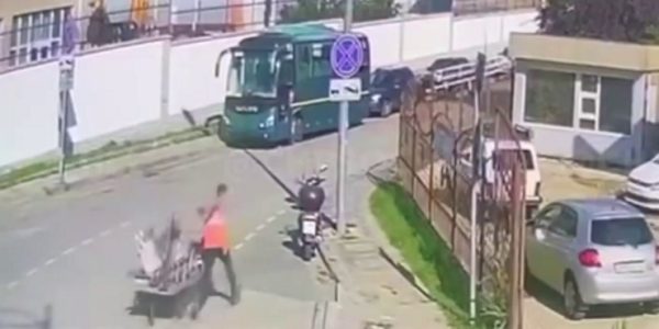 В Сочи «сбежавшая» тележка с металлом повредила две припаркованные машины