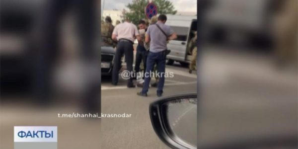 В пригороде Краснодара задержали двух мужчин, подозреваемых в вымогательстве
