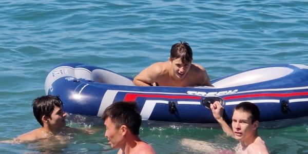 В Сочи туристов едва не унесло в открытое море на надувной лодке