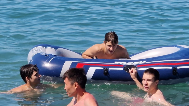 В Сочи туристов едва не унесло в открытое море на надувной лодке
