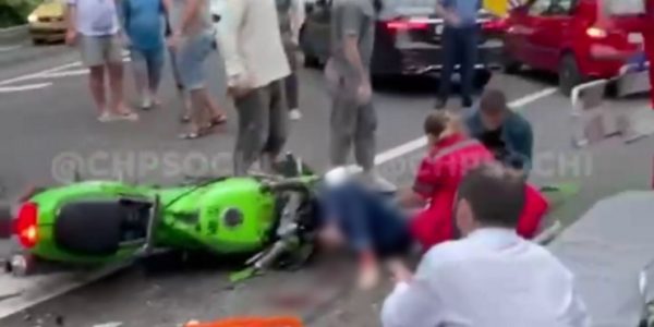 В Сочи двое парней на мотоцикле попали в больницу после столкновения с «Ладой»