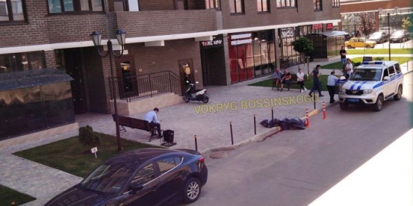 В Краснодаре при падении с общего балкона многоэтажки погиб мужчина