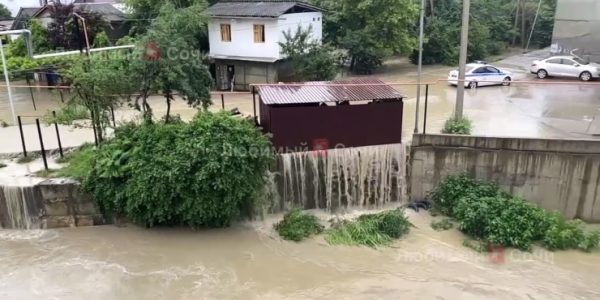 В Лоо после дождя подтопило улицы и дороги