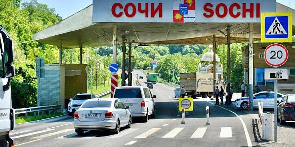 В Сочи трафик автомобилей через пост Магри снизился на 64%