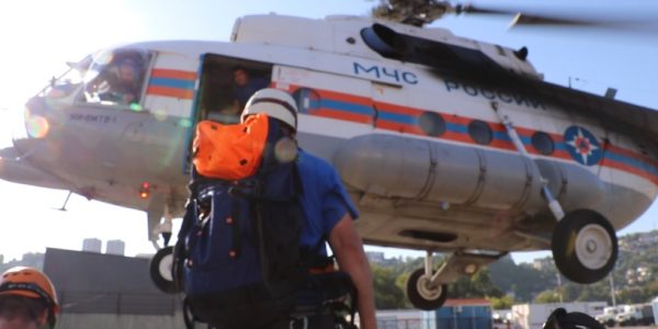 Спасатели на вертолете эвакуировали людей, застрявших на аэростате в горах в Сочи