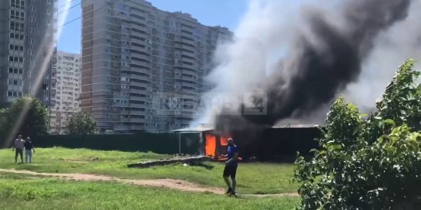 В Краснодаре сгорела бытовка на улице Солнечной