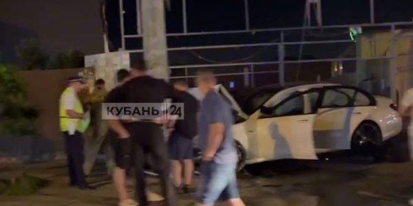 Пьяный мастер взял покататься: в соцсетях рассказали свою версию ночного ДТП в центре Краснодара