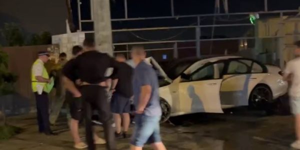 В центре Краснодара Mercedes ночью «собрал» две стоящие машины и врезался в столб