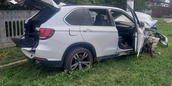 В Тимашевском районе автомобиль BMW спровоцировал ДТП и врезался в бетонный столб