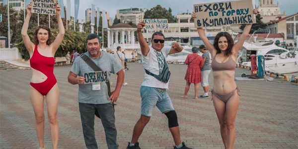 В Сочи фотографы устроили фотосессию в купальниках и призвали туристов одеться