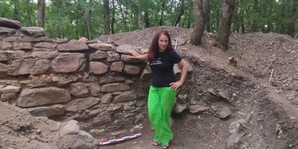 В лесу под Новороссийском археологи раскопали стены замка 6-го века нашей эры