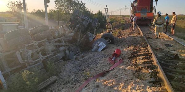 В Анапе локомотив протаранил выехавший на ж/д переезд грузовик, его водитель погиб