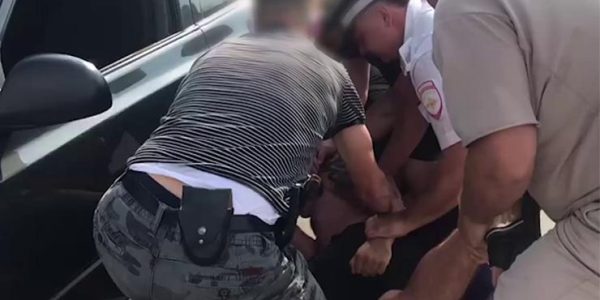 В Анапе задержали мужчин, которые обворовывали машины отдыхающих с помощью сканеров