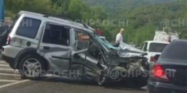 В Туапсинском районе в лобовом ДТП с самосвалом пострадали водитель и пассажир Land Rover