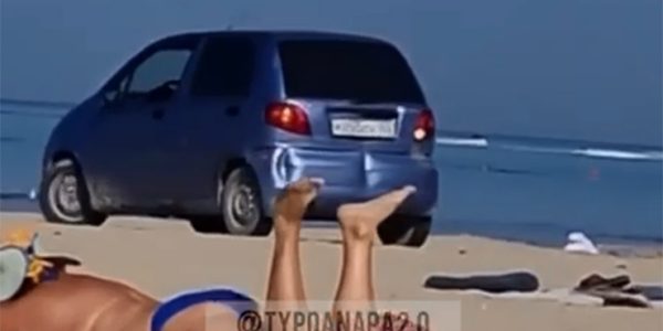 В Анапе женщина на Daewoo Matiz выехала на пляж и увязла в песке