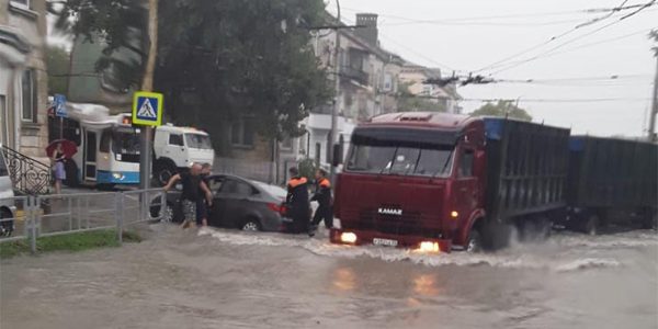 В Новороссийске после дождя подтопило несколько улиц