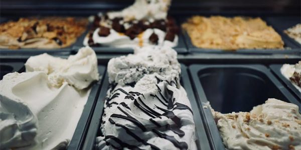 Проблемы с пищеводом: диетолог рассказала, кому нельзя есть мороженое