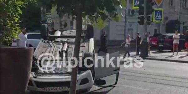 В МВД рассказали подробности аварии с перевернувшейся легковушкой в центре Краснодара