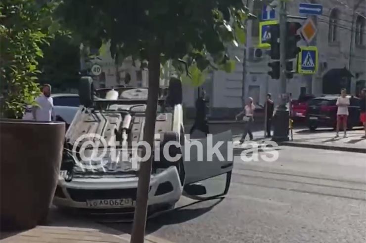 В МВД рассказали подробности аварии с перевернувшейся легковушкой в центре Краснодара