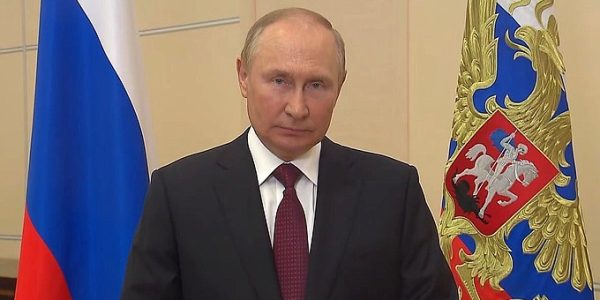 Владимир Путин поздравил граждан России с Днем Государственного флага