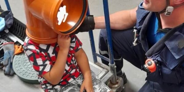В Новороссийске спасатели помогли ребенку, застрявшему головой в пластиковой трубе