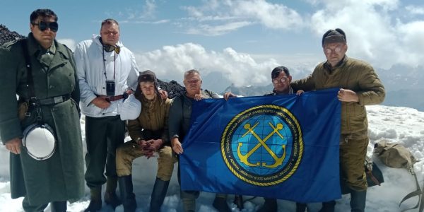 Военные реконструкторы из Ушаковки водрузили флаг университета на Эльбрусе на высоте 4100 метров