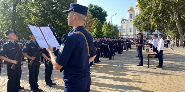 В Краснодаре курсанты летного училища торжественно приняли присягу