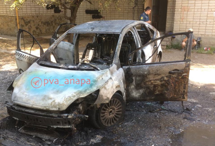 В Анапе сразу после высадки пассажиров дотла сгорел автомобиль такси Uber