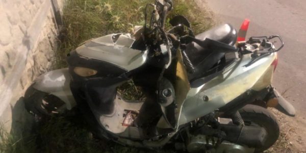 В Адыгее местный житель на скутере врезался в бетонный забор и погиб