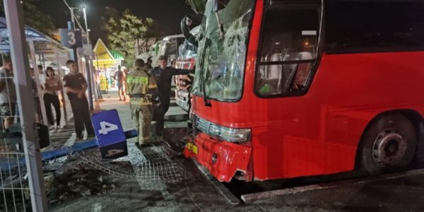 В Крыму пассажирский автобус сбил четырех человек на автостанции