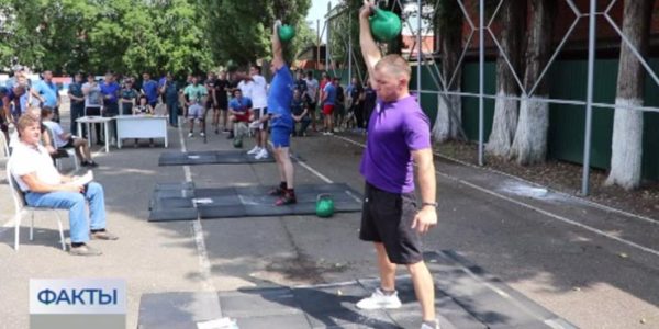 В Краснодаре прошли краевые соревнования по гиревому спорту среди сотрудников МЧС