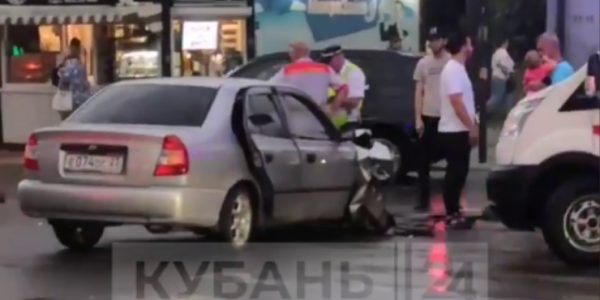 В Краснодаре около Сенного рынка столкнулись две иномарки, пострадала женщина