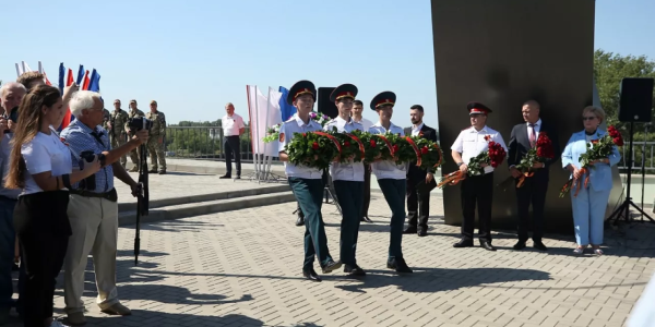 В Краснодаре провели памятный митинг в честь 80-летия обороны Пашковской переправы