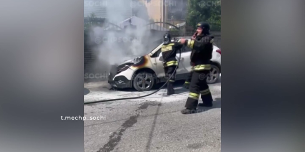 В центре Адлерского района Сочи на обочине загорелся автомобиль