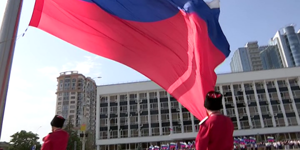 В Краснодаре провели торжественную церемонию в честь Дня Государственного флага